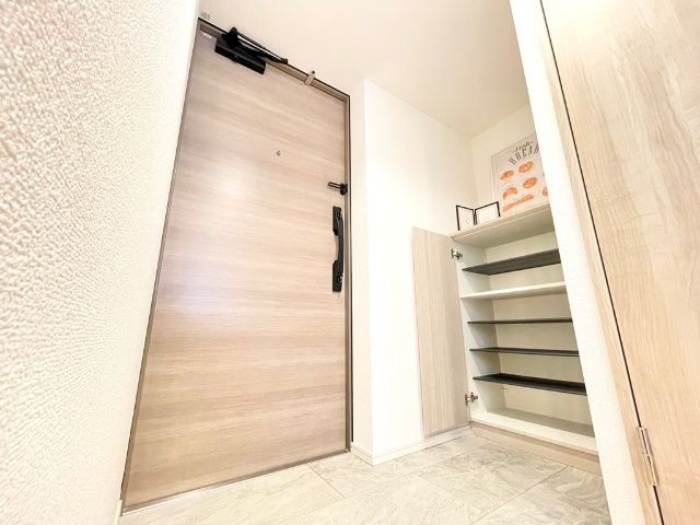 【Ｓ－ＲＥＳＩＤＥＮＣＥ堀田Ｎｏｒｔｈ　ＩＩの玄関】