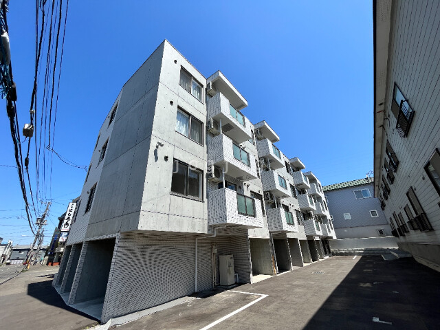 札幌市白石区栄通のマンションの建物外観