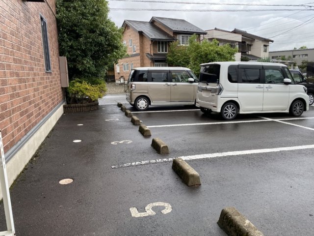 【リビングタウン南四ツ居　Ａの駐車場】