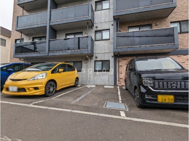 【札幌市西区山の手三条のマンションの駐車場】