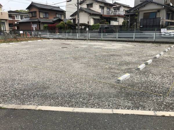 【東海市富木島町のマンションの駐車場】