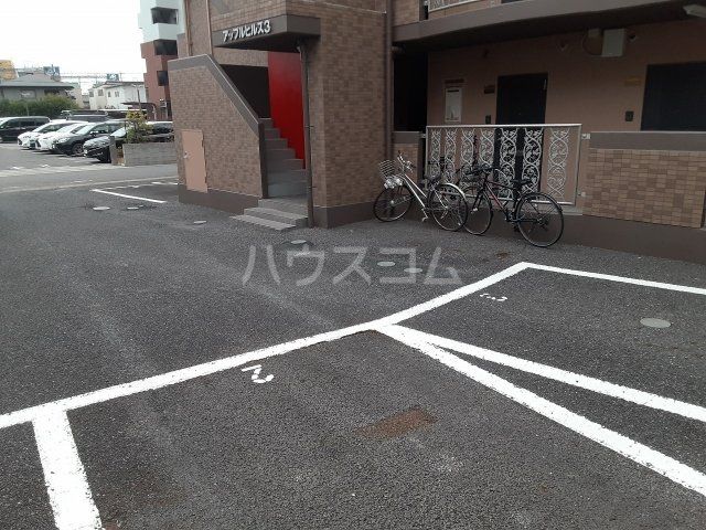 【安城市三河安城本町のマンションの駐車場】