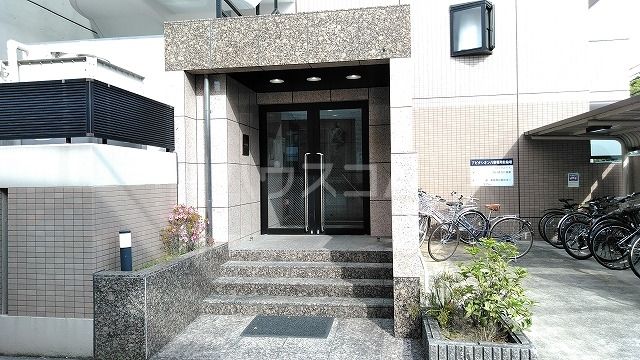 【名古屋市天白区天白町大字八事のマンションのエントランス】