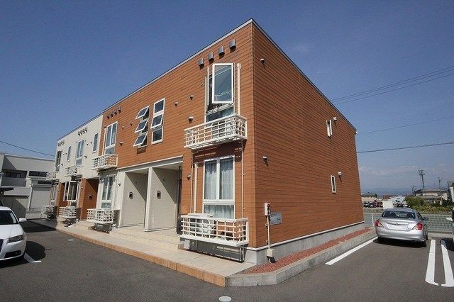 小松市平面町のアパートの建物外観