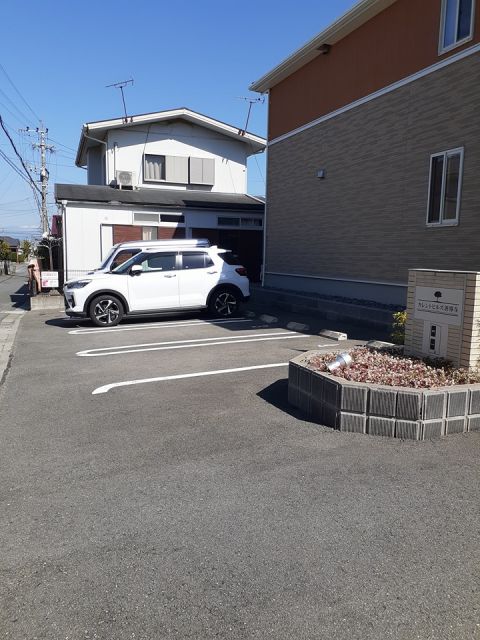 【カレントヒルズ善導寺Iの駐車場】