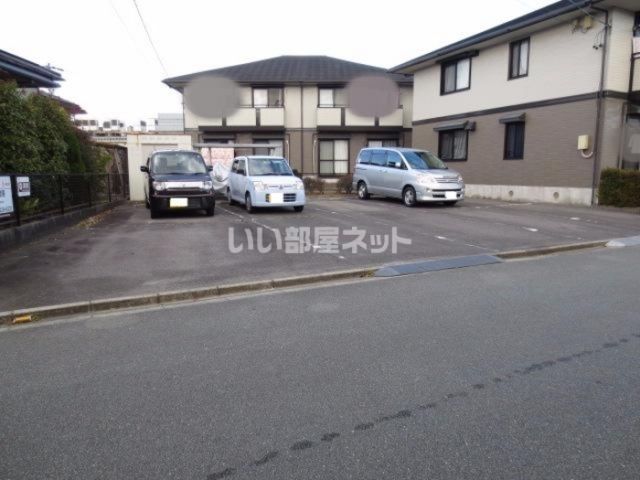 【松阪市嬉野中川新町のアパートの駐車場】