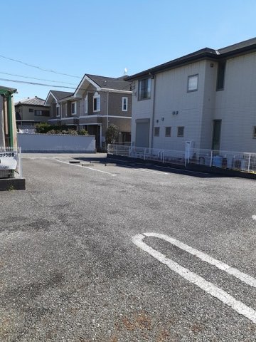 【常滑市原松町のアパートの駐車場】