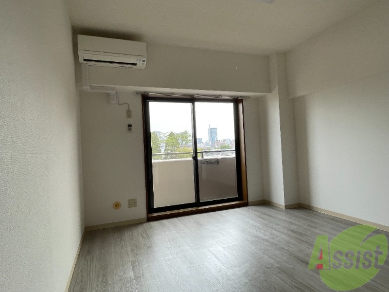 居室・リビング　８帖の洋室になります。シンプルで使いやすそうですね。