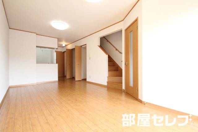 居室・リビング　１０２号室内装写真参照