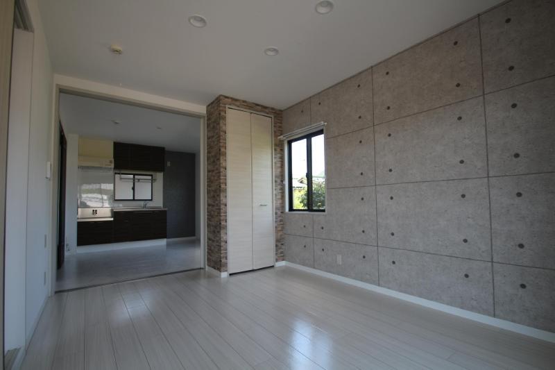 収納　打ちっぱなし風のコンクリート調壁クロスです☆