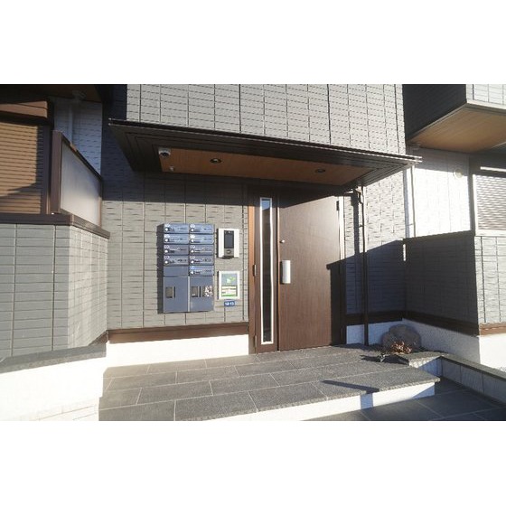 その他　共用エントランスにはオートロック、宅配ボックスあり