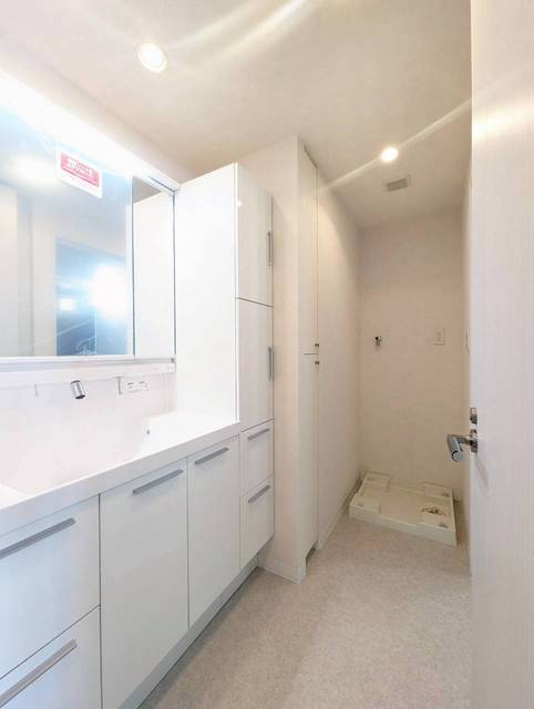 洗面設備　三面鏡付き洗面台