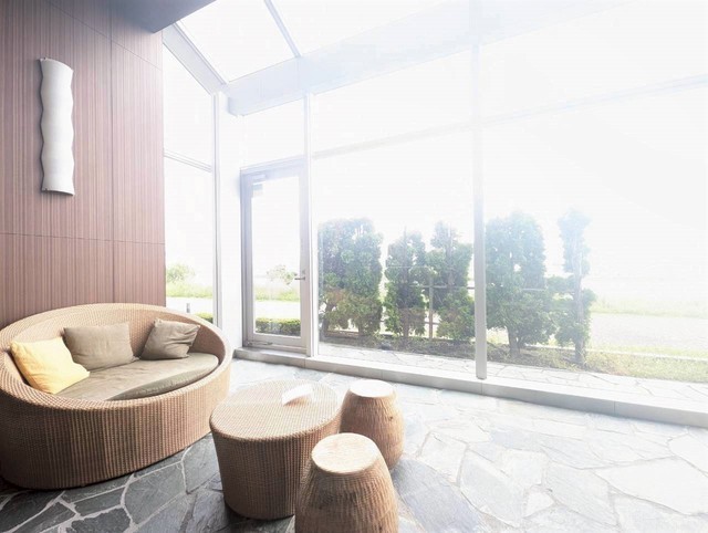 ロビー　窓際にソファもございます