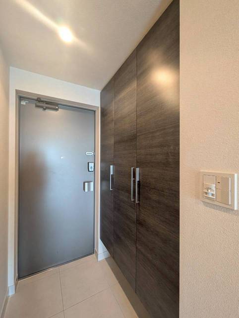 玄関　シックな木目の壁面シューズボックス付