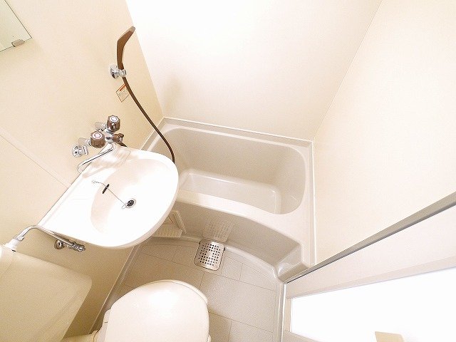 バス・シャワールーム　コンパクトな水回りはお手入れも手軽に済ませられます