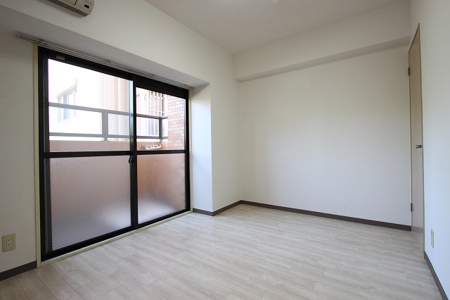 居室・リビング　同物件、別号室のものです。