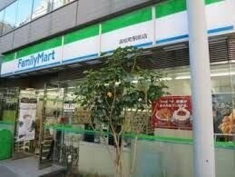 コンビニ　ファミリーマート浜松町駅前店（コンビニ）まで133m