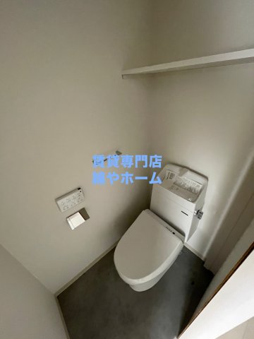 トイレ　落ち着いた色調のトイレです