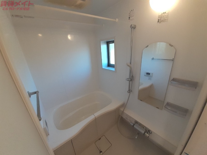 バス・シャワールーム　同物件、別部屋写真