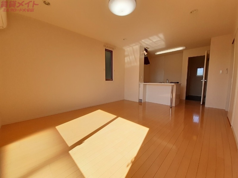 居室・リビング　同物件、別部屋写真