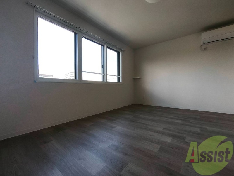 居室・リビング　エアコン付きで快適なリビングになっております！