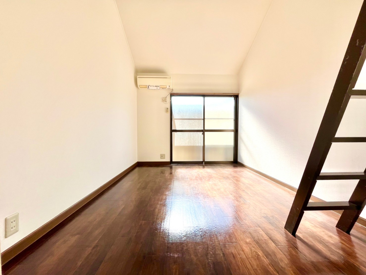 居室・リビング　写真は内装済み別号室