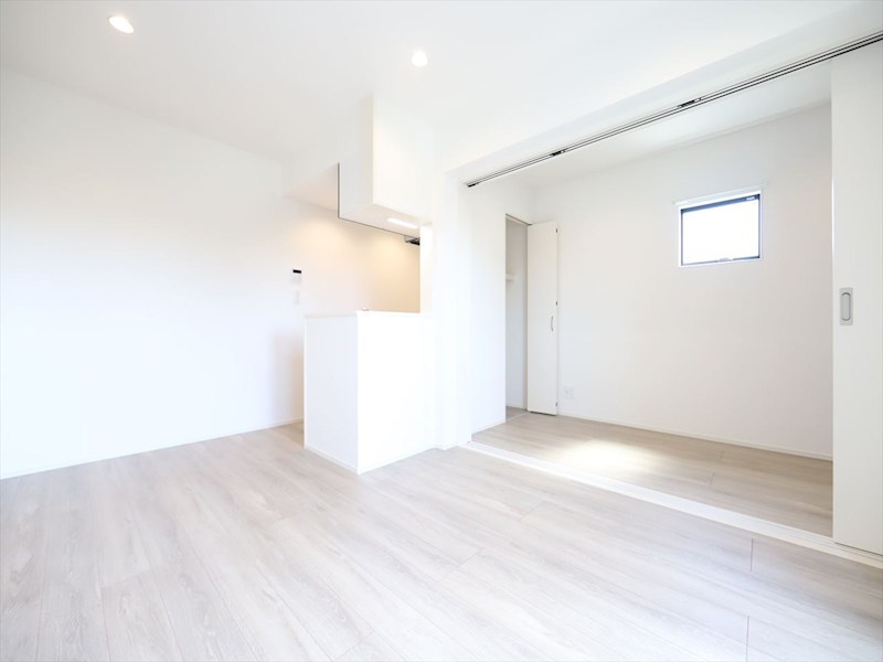 居室・リビング　ＬＤＫ8.2帖　洋室4帖　つなげても仕切っても使えます