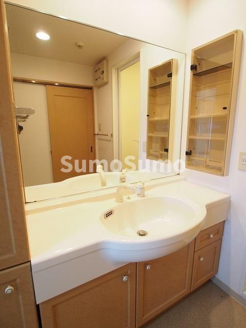 洗面設備　コンパクトで使いやすい洗面所