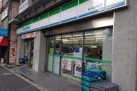 コンビニ　ファミリーマート代々木駅前店（コンビニ）まで165m