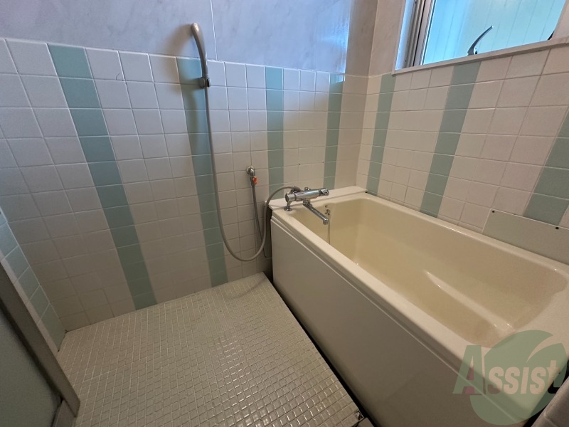 バス・シャワールーム　お風呂は壁のタイルが可愛い造りとなっております。