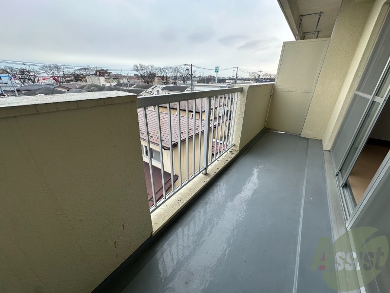 バルコニー　広い造りのベランダで洗濯物も良く乾きそうです。