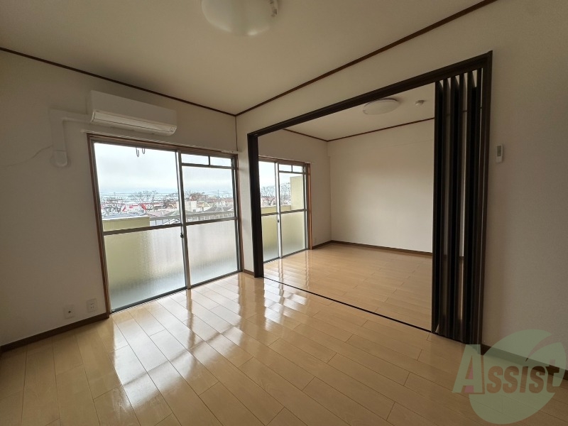 居室・リビング　大きな窓から明るい日差しが入るリビングルームです。