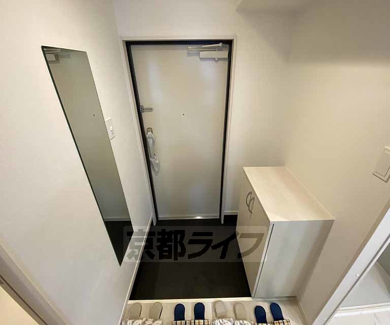 玄関　立ち鏡やシューズＢＯＸが備えてあります。