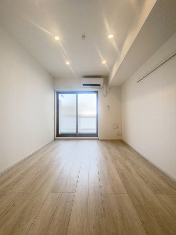 居室・リビング　落ち着いた色合いの床材を使用した居住空間です。