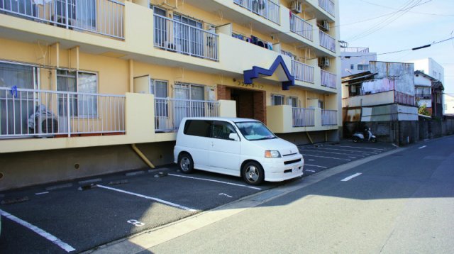 駐車場　駐車場に車を止められます