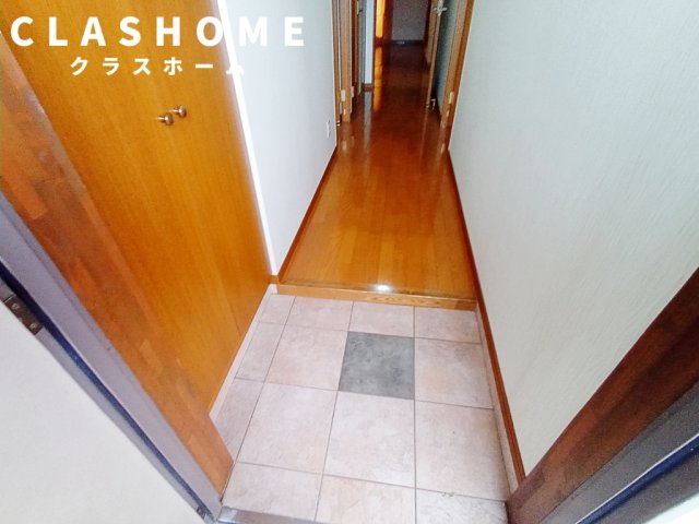 玄関　同物件の別部屋になります。