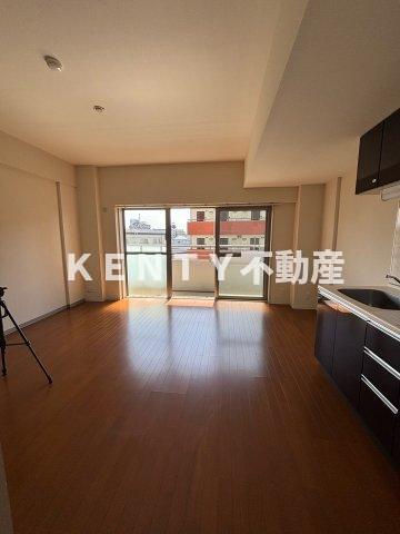 居室・リビング　こちらの居間で趣味の時間をお楽しみください