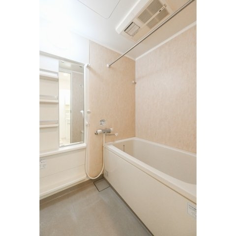 バス・シャワールーム　サーモスタット水栓・浴室鏡付き