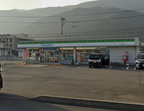 コンビニ　ファミリーマート寒川西店（コンビニ）まで496m