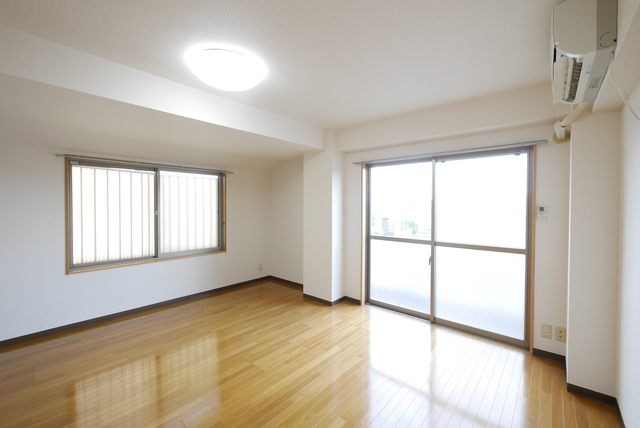 居室・リビング　角部屋２面採光の明るいお部屋です