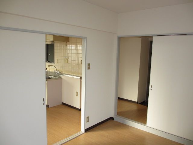 居室・リビング　洋室から玄関・キッチンまでスグ。。。