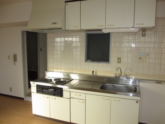 キッチン　キッチン収納たくさん