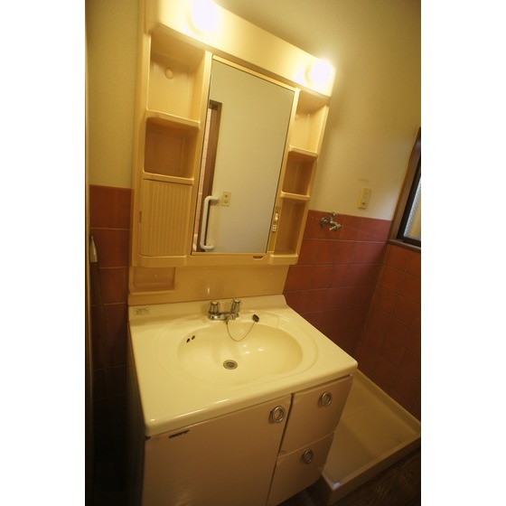 洗面設備　窓付き