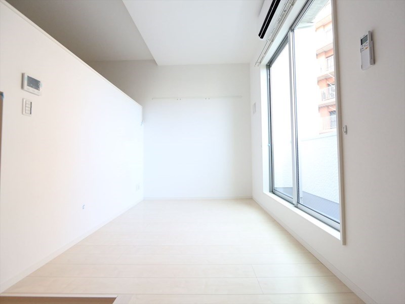 バルコニー　洋室6.3帖　ロフト6.4帖（収納にも寝室にも使えます）