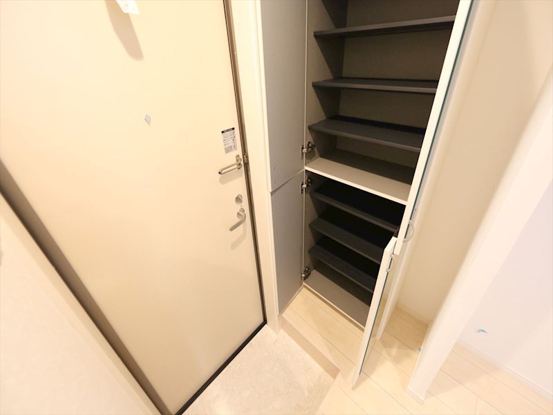 玄関　玄関　シューズボックス　姿見鏡付き（収納充実してます）