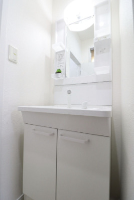 洗面設備　明るい洗面所です