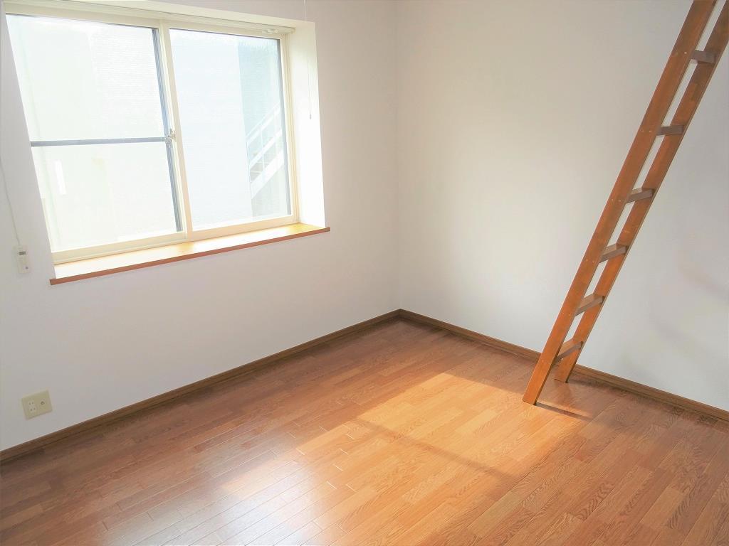 居室・リビング　エアコン1台完備！出窓付きで開放感があります☆