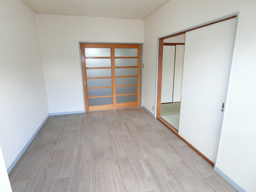 居室・リビング　DKから続く洋室。エアコン1基あり。