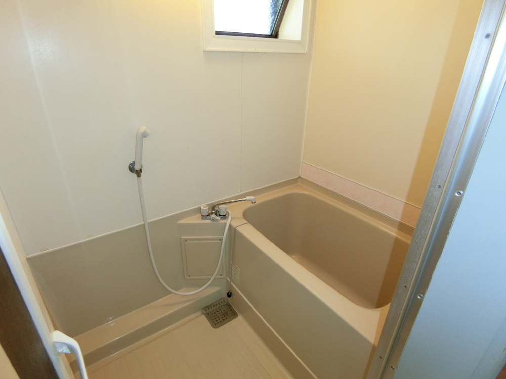 バス・シャワールーム　追い炊き機能はありません。小窓あり。