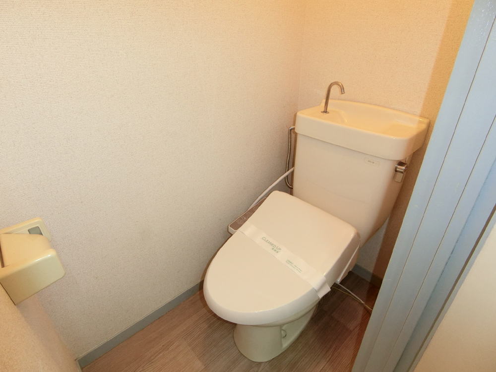 トイレ　嬉しいウォシュレット付き。